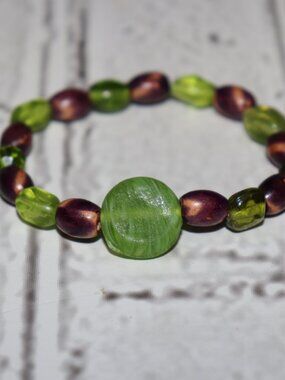 🤎💚✨ NWOT Wooden & Green Glass Beaded Bracelet · 7"